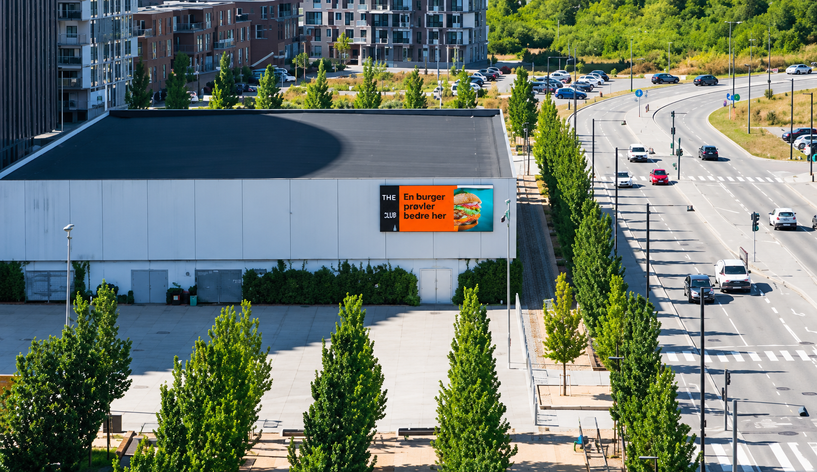 Digital storskærm ved Royal Arena ud mod tilkørselsvejen, hvor publikum passerer på vej til og fra koncerter.